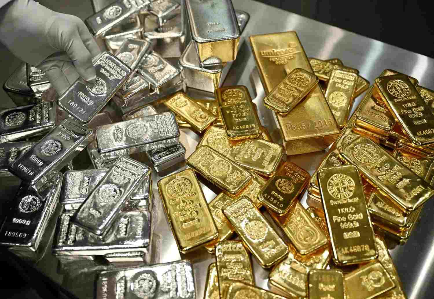 Gold Silver Price: चांदी ₹2,299 उछली, ₹2.44 लाख किलो पहुंची; सोना ₹610 सस्ता, जानिए ताजा भाव 
