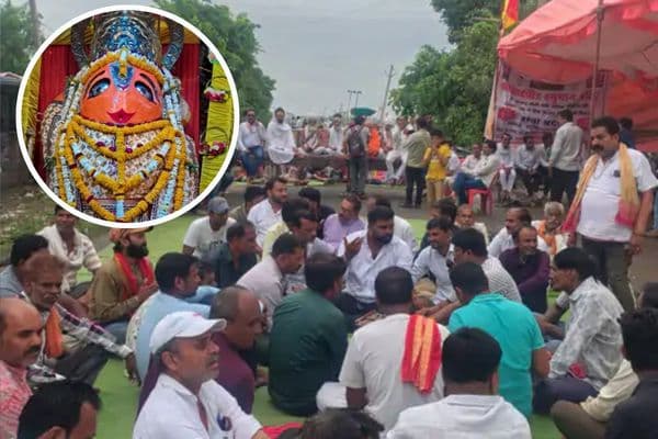 Hanuman Temple Protest: हनुमान मंदिर हटाने की आशंका पर ग्रामीणों का चक्काजाम, सड़क निर्माण का किया विरोध
