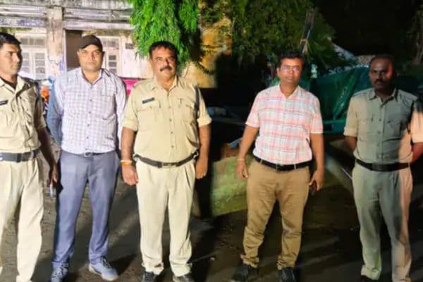 Illegal Sand Mining: सीहोर में अवैध रेत खनन पर कार्रवाई, नर्मदा से 3 पनडुब्बी मशीनें जब्त; पहले 5 JCB भी पकड़ी गई थीं
