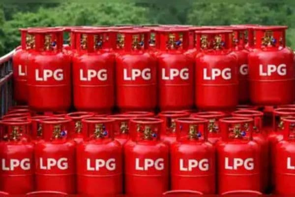 LPG Price Update: MP में कमर्शियल गैस सिलेंडर के दाम घटे, भोपाल में ₹2743 और इंदौर में ₹2846 हुआ रेट