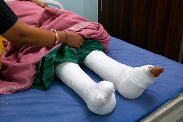 Sehore News: पत्नी पर कुल्हाड़ी से हमला, दोनों पैरों पर किए वार, घरेलू विवाद के बाद पति फरार, बीच-बचाव में बेटा भी घायल