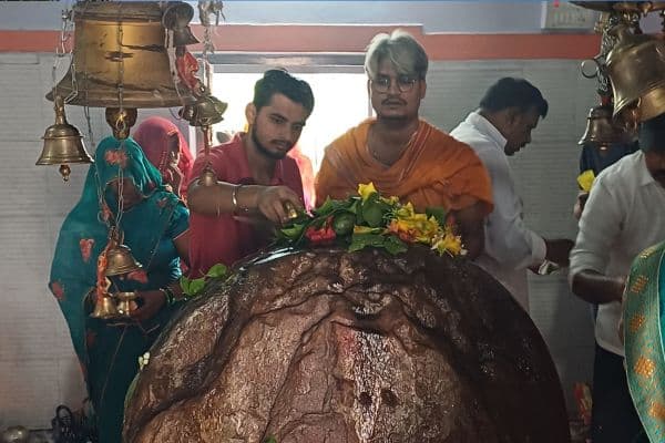 Shiv Temple Raisen : सावन के पहले सोमवार पर शिवालयों में उमड़ी आस्था, सोमेश्वर धाम में जलाभिषेक; भोजपुर में लगी लंबी कतार
