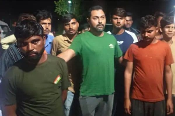 Transformer Oil Theft: रायसेन में ट्रांसफार्मर से तेल चोरी करते दो युवक पकड़े, 70 लीटर ऑयल और पाइप जब्त  