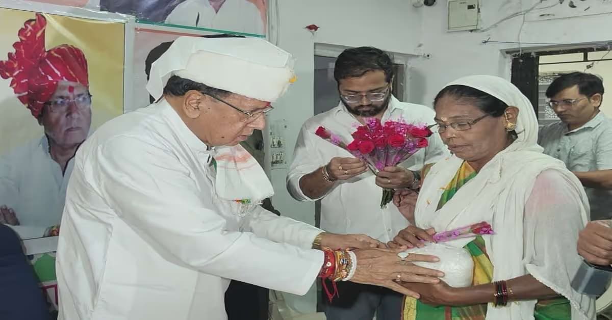 Bhopal News: दुपट्टा फाड़कर महिला ने पूर्व मंत्री को बांधी राखी, उपहार में दी शक्कर, जानिए पूरी खबर