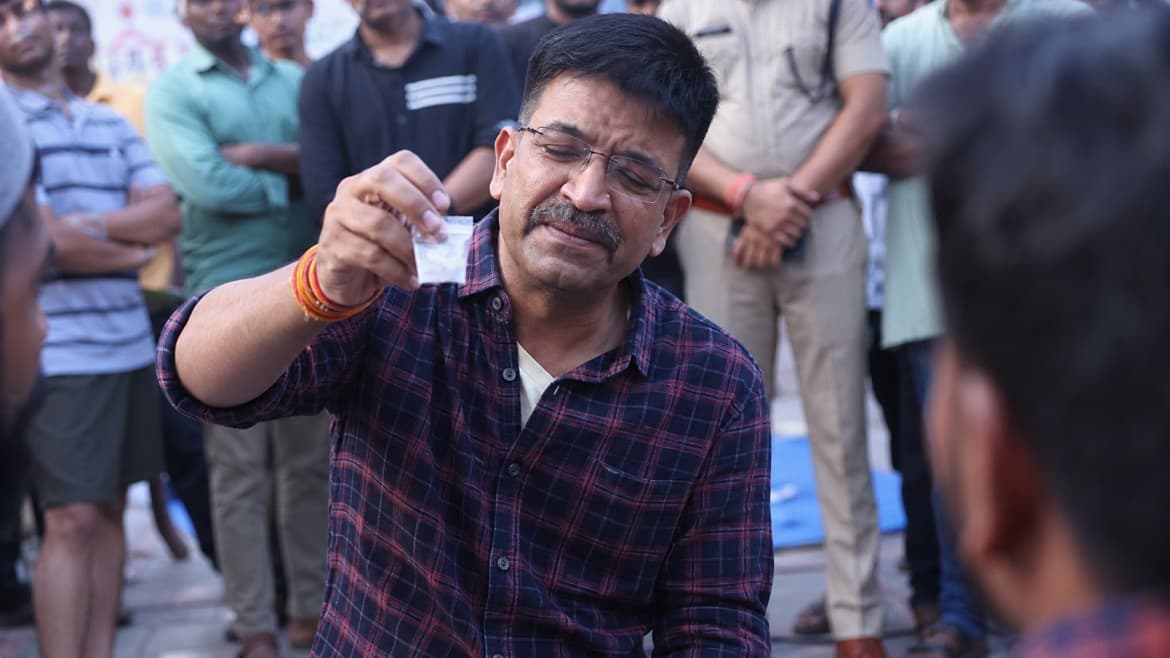 IPS Prashant Choubey: हाथ में पुड़िया और नशे में धुत दिखे एएसपी, वायरल वीडियो की सच्चाई जानकर चौंक जाएंगे